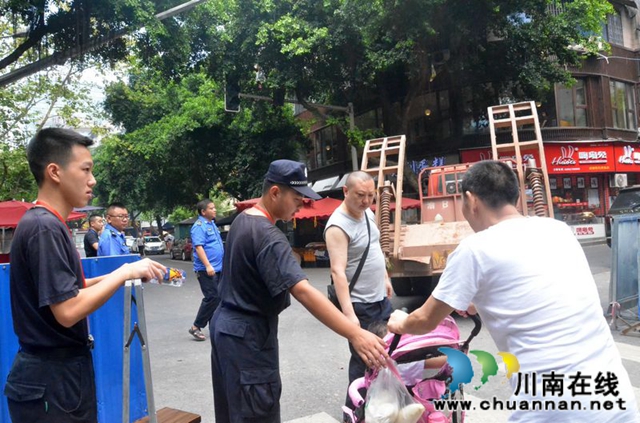 泸州:清淤守卡点 有我警盾抗洪抢险!(图11) 泸州:清淤守卡点 有我警盾抗洪抢险!(图11)