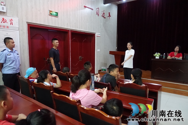 学安防知识、学打擒敌拳……泸州举行“警盾护航 益路同行”暑期专场公益活动(图2)