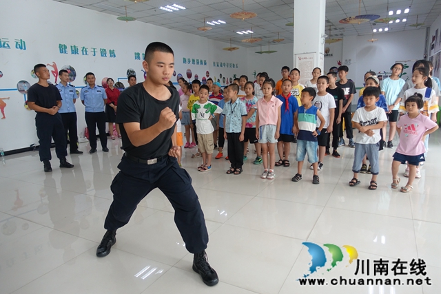 学安防知识、学打擒敌拳……泸州举行“警盾护航 益路同行”暑期专场公益活动(图4)