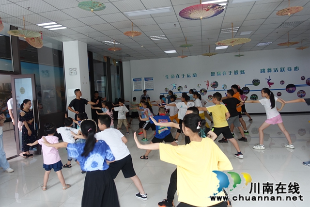 学安防知识、学打擒敌拳……泸州举行“警盾护航 益路同行”暑期专场公益活动(图5)