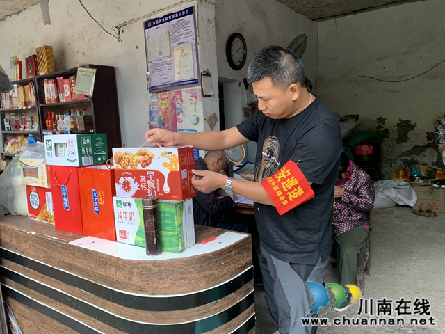 内江经开区靖民镇凉风社区：网格员检查辖区食品，为村民保驾护航