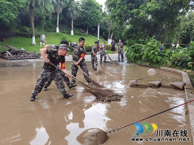 江阳区华阳街道：洪峰过境后，全员清淤忙