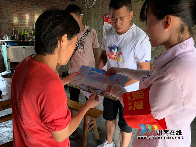 内江经开区靖民镇凉风社区积极开展创文创卫宣传