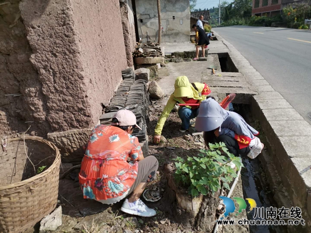 内江经开区靖民镇石坝村开展卫生大清扫活动
