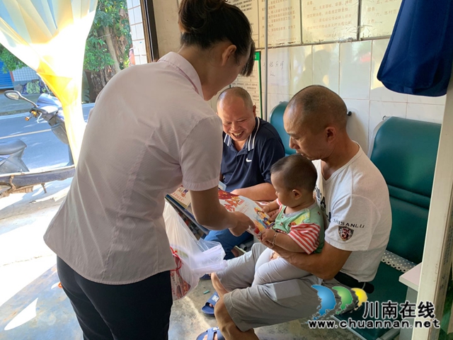 内江经开区靖民镇凉风社区:积极开展扫黑除恶宣传(图3) 内江经开区靖民镇凉风社区:积极开展扫黑除恶宣传(图3)