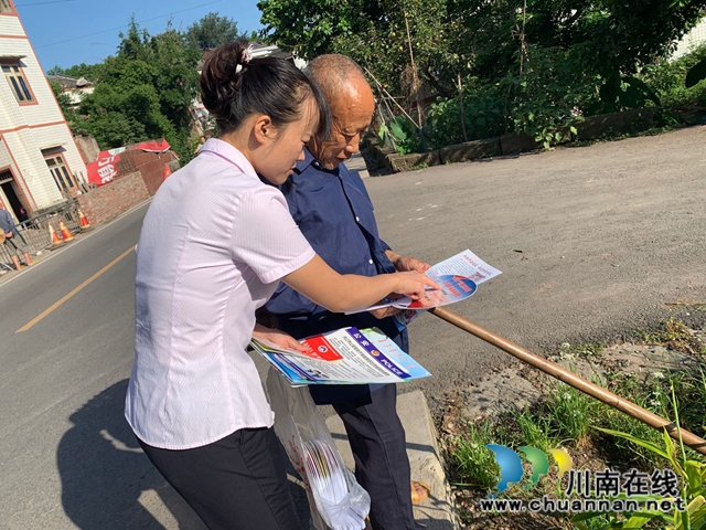 内江经开区靖民镇凉风社区:积极开展扫黑除恶宣传(图1) 内江经开区靖民镇凉风社区:积极开展扫黑除恶宣传(图1)