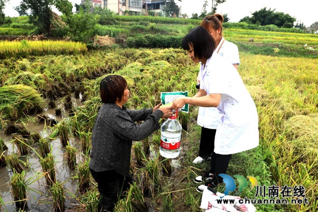 行走在田坎边的白衣天使！(图2)