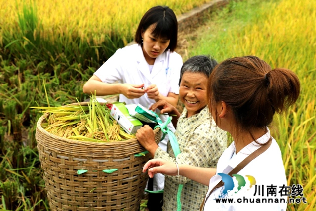 行走在田坎边的白衣天使！(图3)