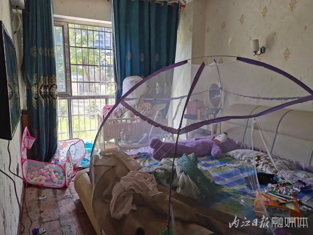 内江:家中失火困住母亲与婴儿,几位青年爬楼撬栏救人(图2) 内江:家中失火困住母亲与婴儿,几位青年爬楼撬栏救人(图2)