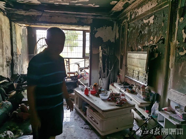 内江:家中失火困住母亲与婴儿,几位青年爬楼撬栏救人(图3) 内江:家中失火困住母亲与婴儿,几位青年爬楼撬栏救人(图3)