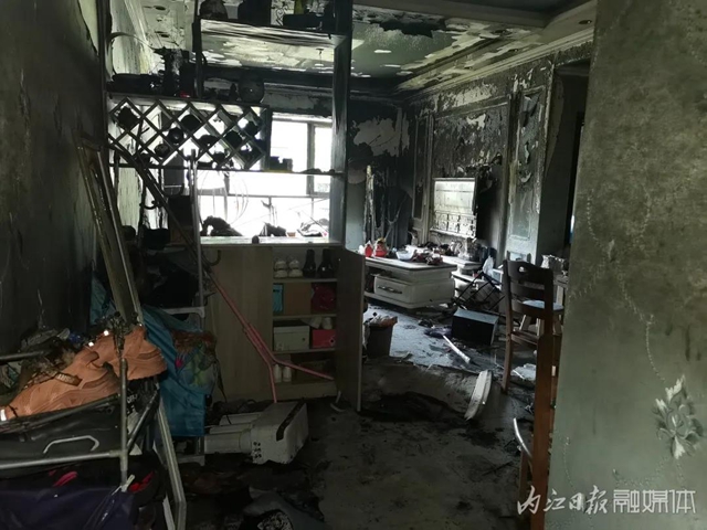 内江:家中失火困住母亲与婴儿,几位青年爬楼撬栏救人(图5) 内江:家中失火困住母亲与婴儿,几位青年爬楼撬栏救人(图5)