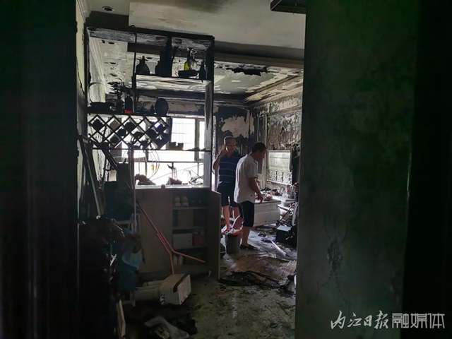 内江:家中失火困住母亲与婴儿,几位青年爬楼撬栏救人(图6) 内江:家中失火困住母亲与婴儿,几位青年爬楼撬栏救人(图6)