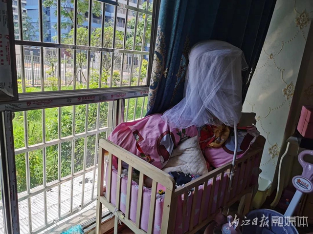 内江:家中失火困住母亲与婴儿,几位青年爬楼撬栏救人(图8) 内江:家中失火困住母亲与婴儿,几位青年爬楼撬栏救人(图8)