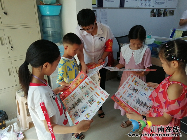 内江经开区靖民镇双雁社区开展“小小安全员”青少年消防安全宣传活动(图1)