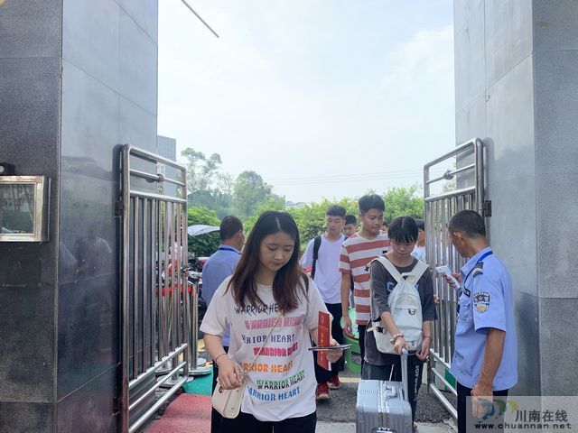泸县建校2020级新生报到工作圆满结束(图3) 泸县建校2020级新生报到工作圆满结束(图3)