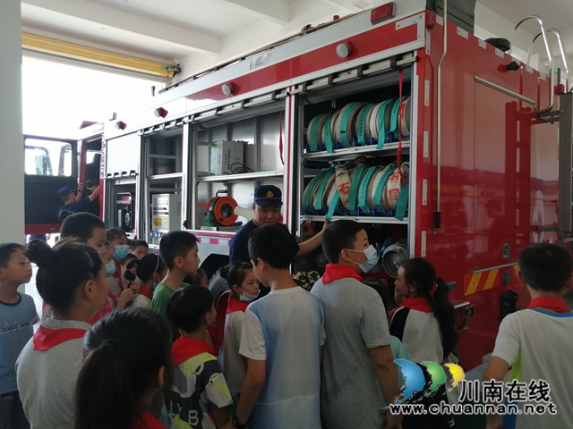 龙马潭区小市街道社区“党带团  队旗飘飘”暑期活动圆满成功(图2)