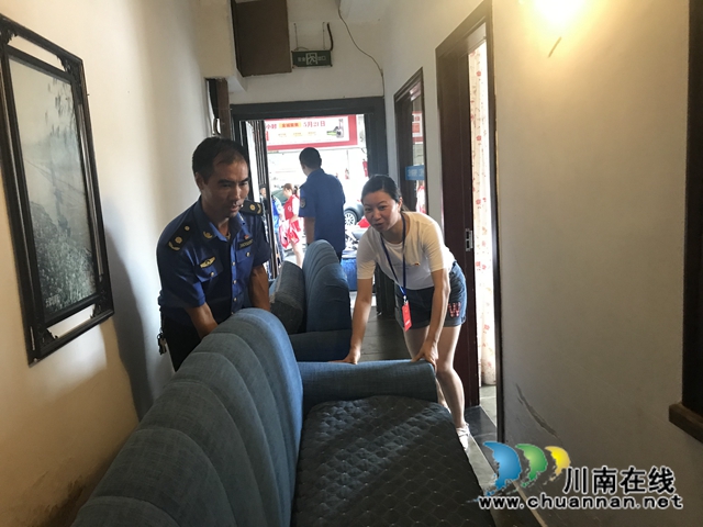 江阳区人大代表仲为抗洪事迹:保护居民的生命财产安全,这是我的责任!(图1) 江阳区人大代表仲为抗洪事迹:保护居民的生命财产安全,这是我的责任!(图1)