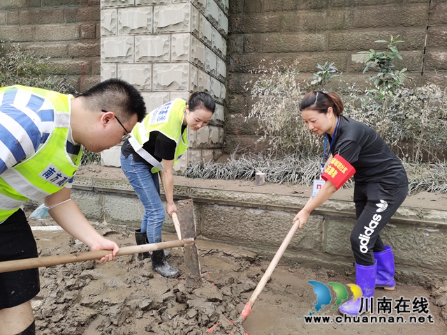 江阳区人大代表仲为抗洪事迹:保护居民的生命财产安全,这是我的责任!(图2) 江阳区人大代表仲为抗洪事迹:保护居民的生命财产安全,这是我的责任!(图2)