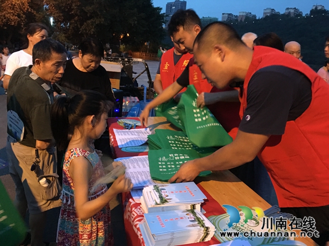 龙马潭区红星街道：“傍晚行动”让文明城市建设入脑入心(图1)