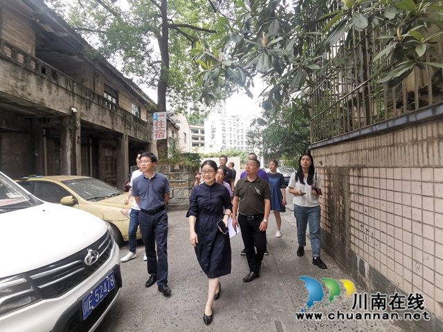 周岚到龙马潭区小市街道包保社区参加文明城市迎检工作(图2)