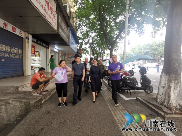 周岚到龙马潭区小市街道包保社区参加文明城市迎检工作(图4)