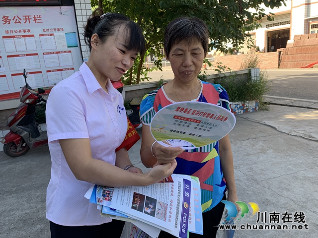 内江经开区靖民镇凉风社区：网格员进村入户开展“有黑扫黑，无黑除恶，无恶治乱”(图1)