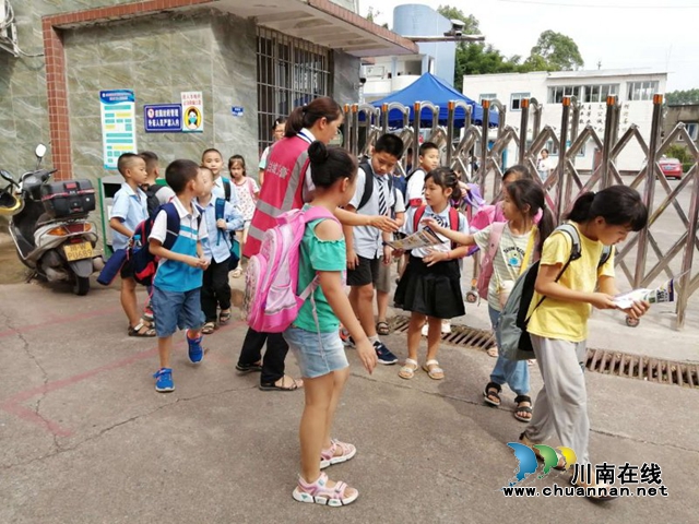内江市经开区靖民镇沱江社区网格员：开学季，做一名遵纪守法的小学生(图1)