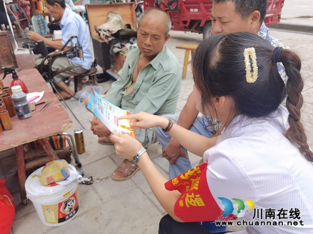 内江经开区靖民镇寿溪桥社区：持续开展扫黑除恶宣传，携手居民共创平安辖区(图1)