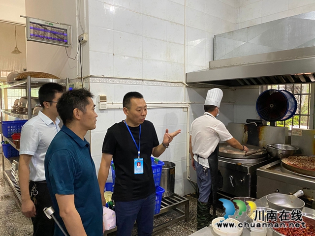 泸县云龙镇开展校园安全检查工作(图1)