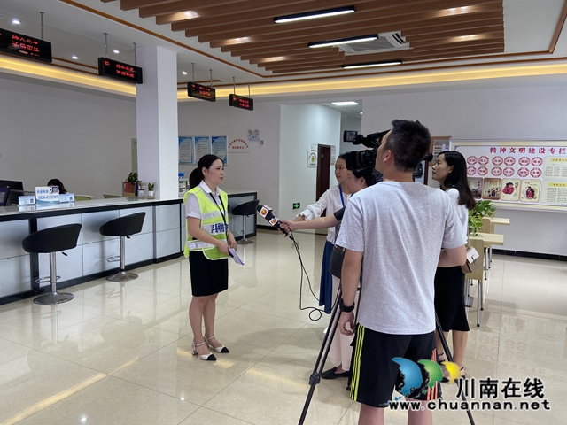 泸州电视台到泸县玉蟾街道进行专题采访(图3)