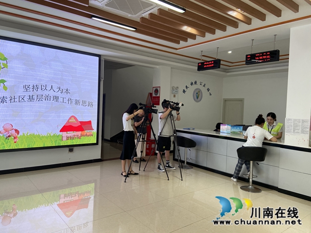泸州电视台到泸县玉蟾街道进行专题采访(图2)