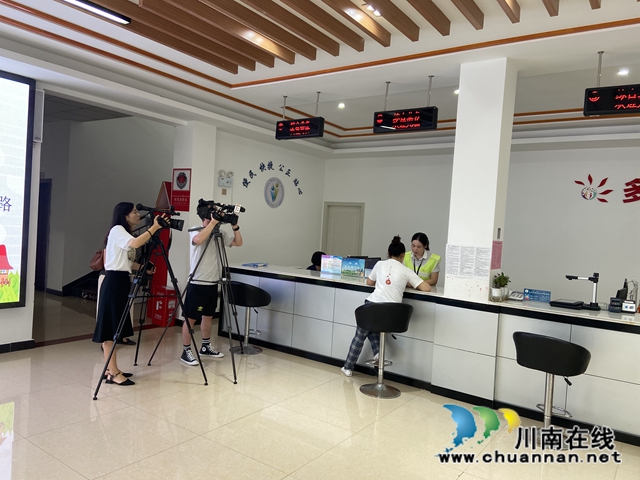 泸州电视台到泸县玉蟾街道进行专题采访(图4)