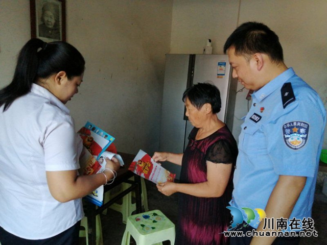 内江经开区靖民镇网格员积极开展扫黑除恶宣传(图1)