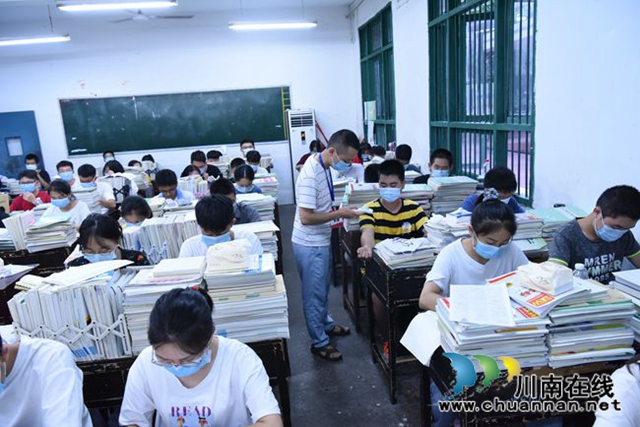 叙永一中组织开展新冠肺炎疫情防控应急演练(图1)