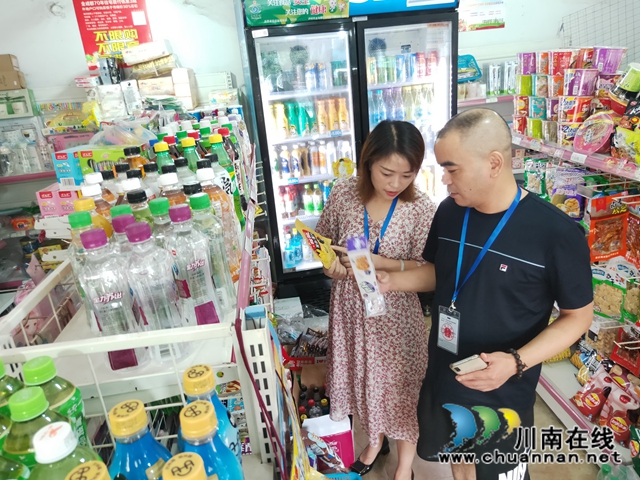 龙马潭区小市市场监管所对学校食堂及校园周边进行专项检查(图1)