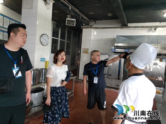 龙马潭区小市市场监管所对学校食堂及校园周边进行专项检查(图4)