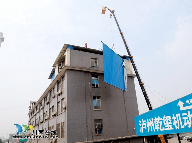 龙马潭：违建广告牌撤下去 文明安全换上来！