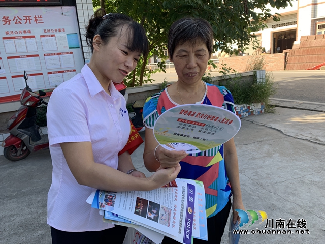 内江经开区靖民镇凉风社区：网格员进村入户开展“有黑扫黑，无黑除恶，无恶治乱”宣传活动(图1)