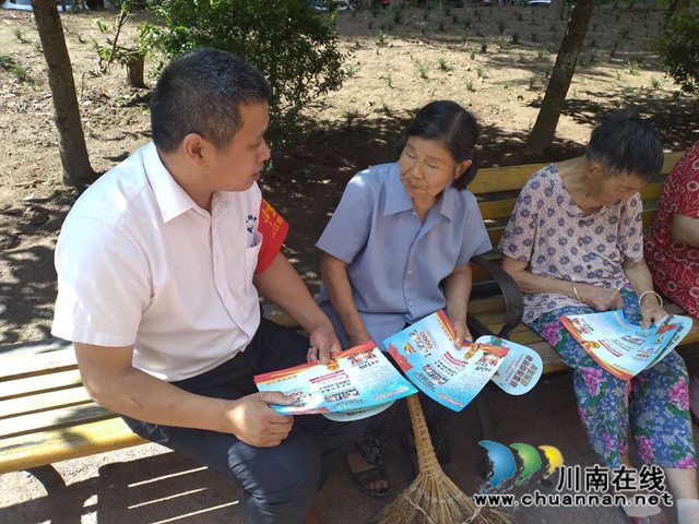 内江经开区靖民镇双雁社区：扫黑除恶收官战役，网格员忙宣传(图1)