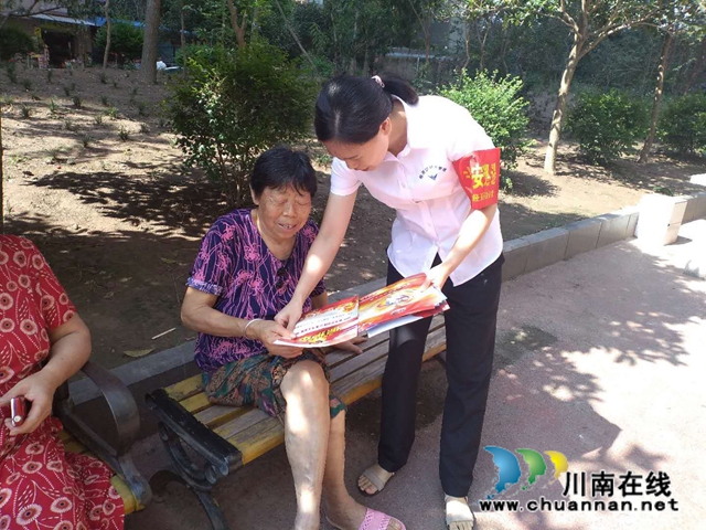 内江经开区靖民镇双雁社区：扫黑除恶收官战役，网格员忙宣传(图2)