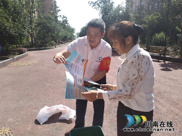 内江经开区靖民镇双雁社区：扫黑除恶收官战役，网格员忙宣传(图3)