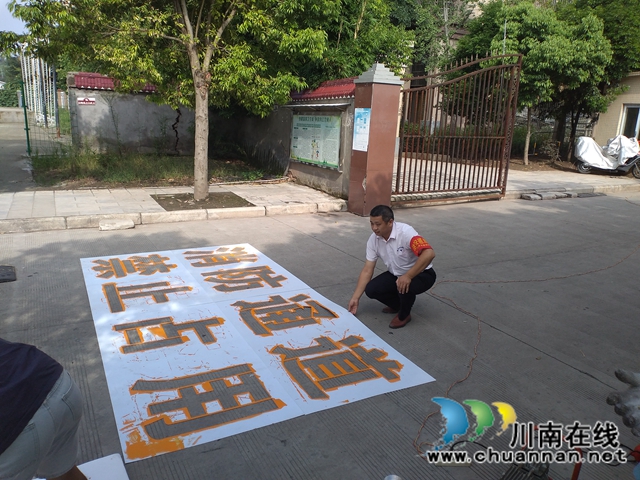 内江经开区靖民镇双雁社区：实施消防标示线，畅通“生命通道”(图2)