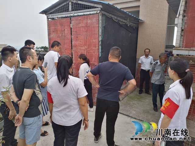 内江经开区靖民镇双雁社区：鸽子棚违规影响生活，拆！(图4)