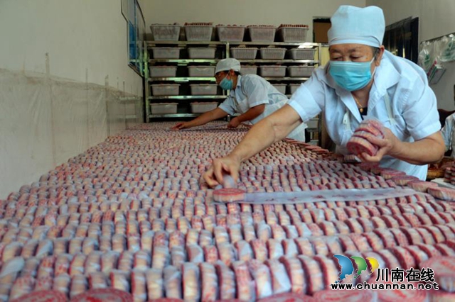 纳溪六旬老人坚持手工做月饼，只为留住那一份淡淡的乡愁