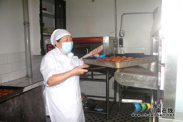 纳溪六旬老人坚持手工做月饼，只为留住那一份淡淡的乡愁(图3)