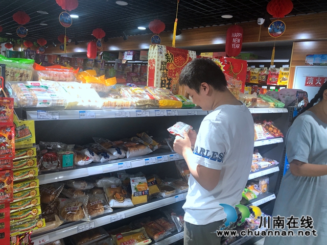 江阳区华阳街道龙腾社区开展校园周边食品安全检查(图2)