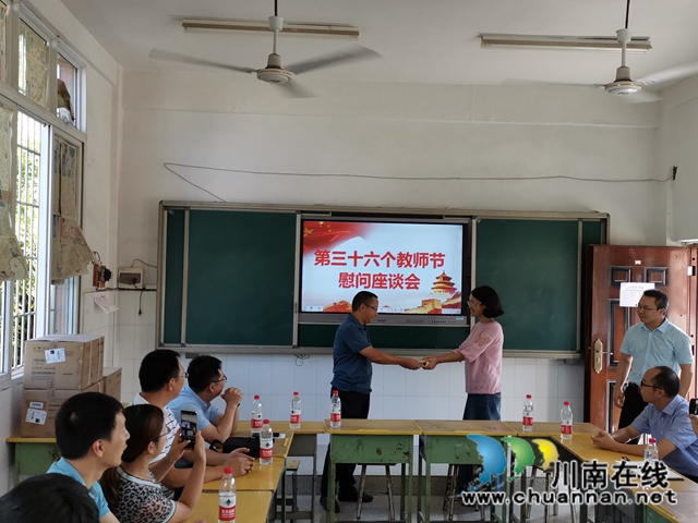 郑尚贵到泸县百和镇肖坳村小开展慰问工作(图3)