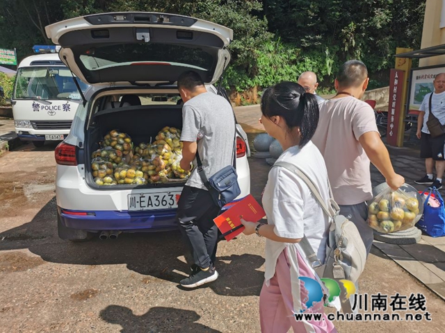 纳溪法院：“一站式”精准扶贫  脱贫户“柿柿”如意(图12)