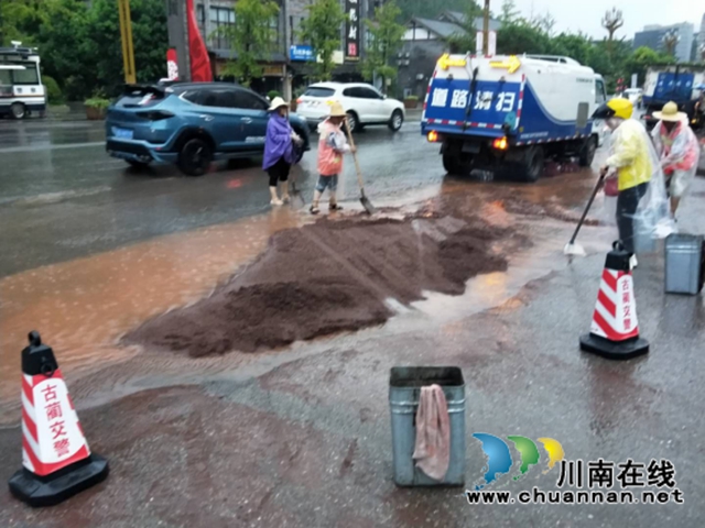 古蔺城管人积极应对强降雨天气(图2)