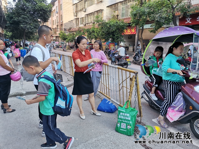 泸县立石镇到校园周边开展普法宣传活动